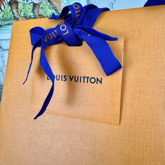 Louis Vuitton Box, tissue paper, Shopping Bag, gift note card tag and ribbon set - Picture 2 of 12